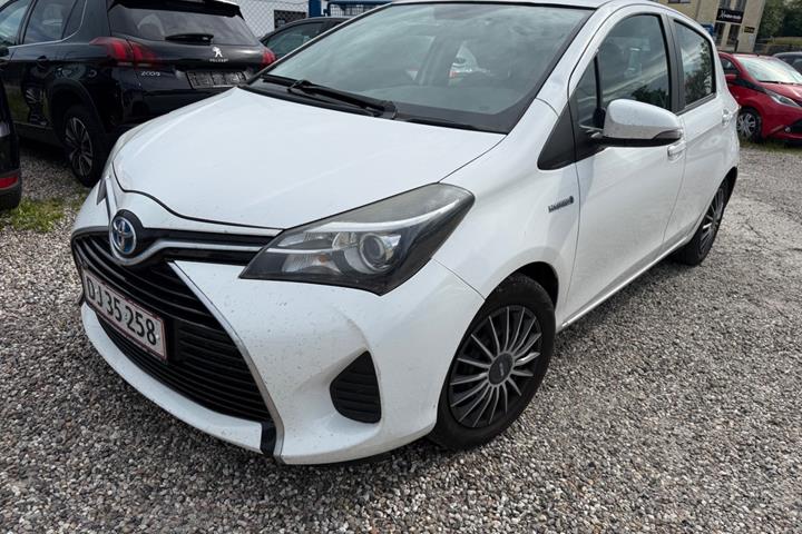Hvid Toyota Yaris fra 2015 set udefra
