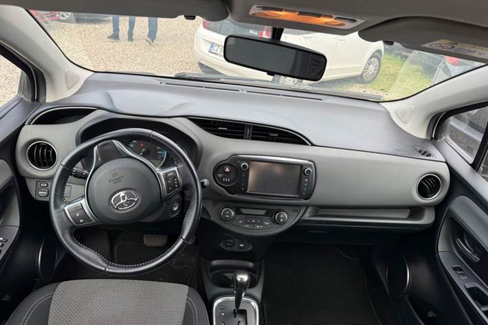 Hvid Toyota Yaris fra 2015