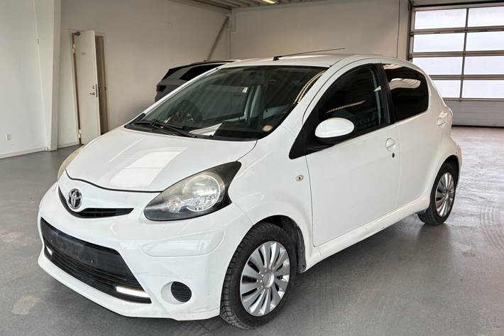 Hvid Toyota Aygo fra 2012