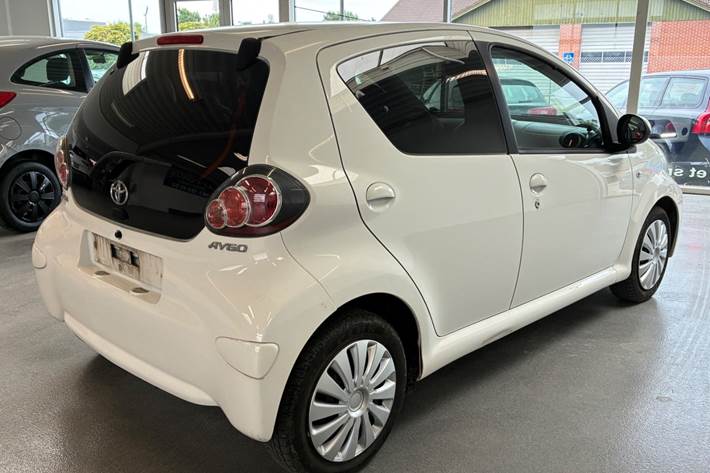 Hvid Toyota Aygo fra 2012
