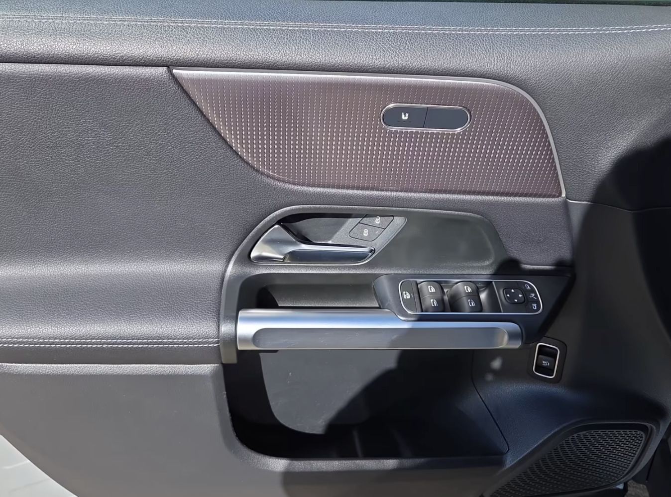 Sølv Mercedes EQB250 fra 2023