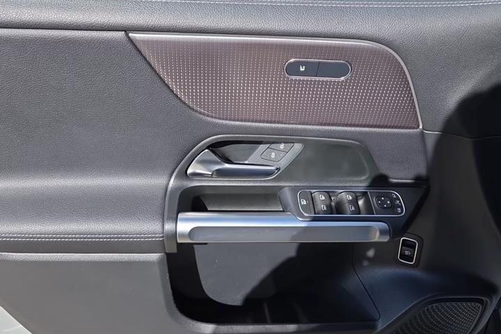 Sølv Mercedes EQB250 fra 2023