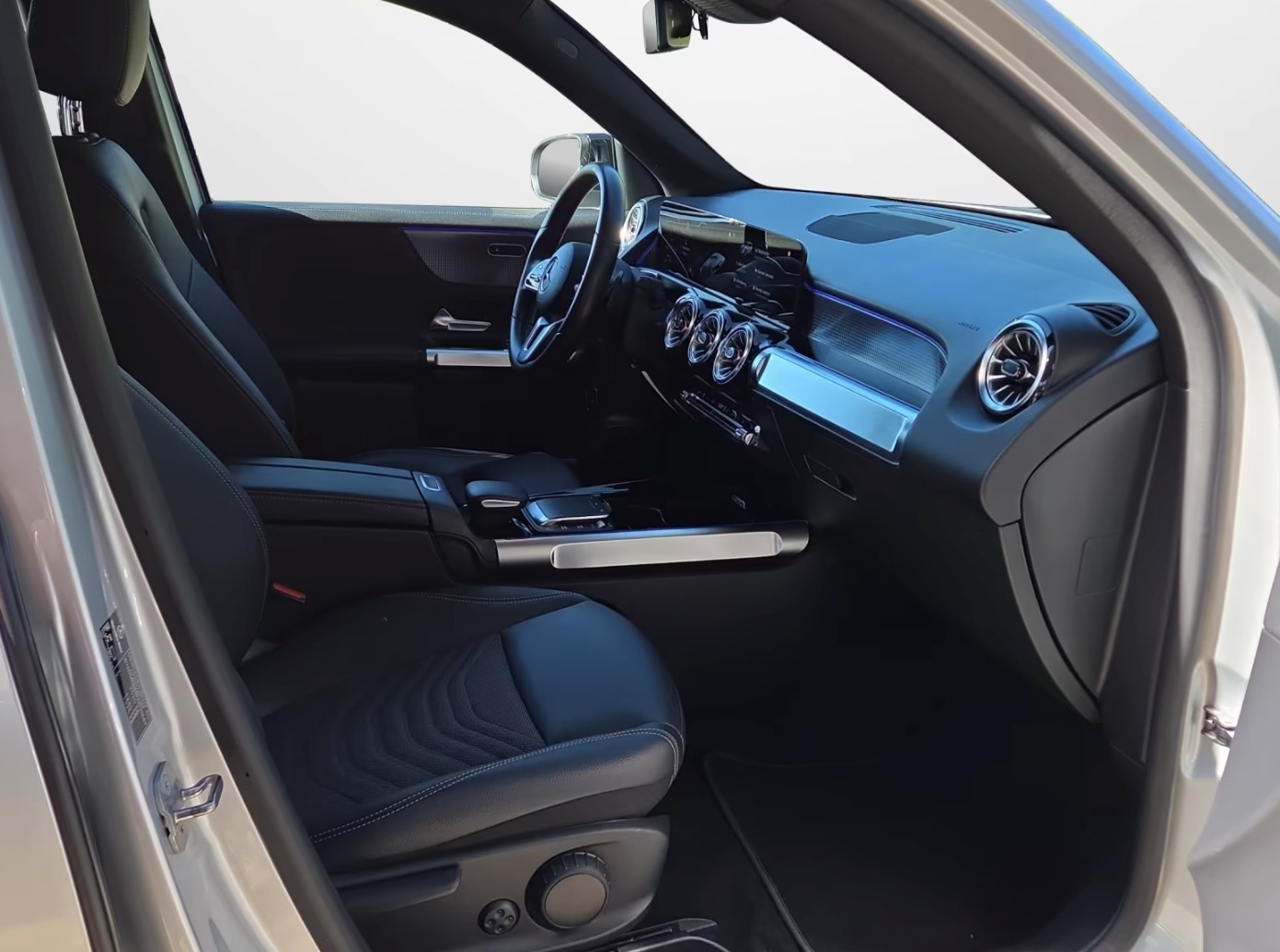 Sølv Mercedes EQB250 fra 2023