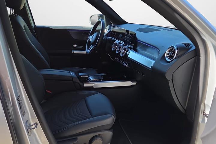 Sølv Mercedes EQB250 fra 2023