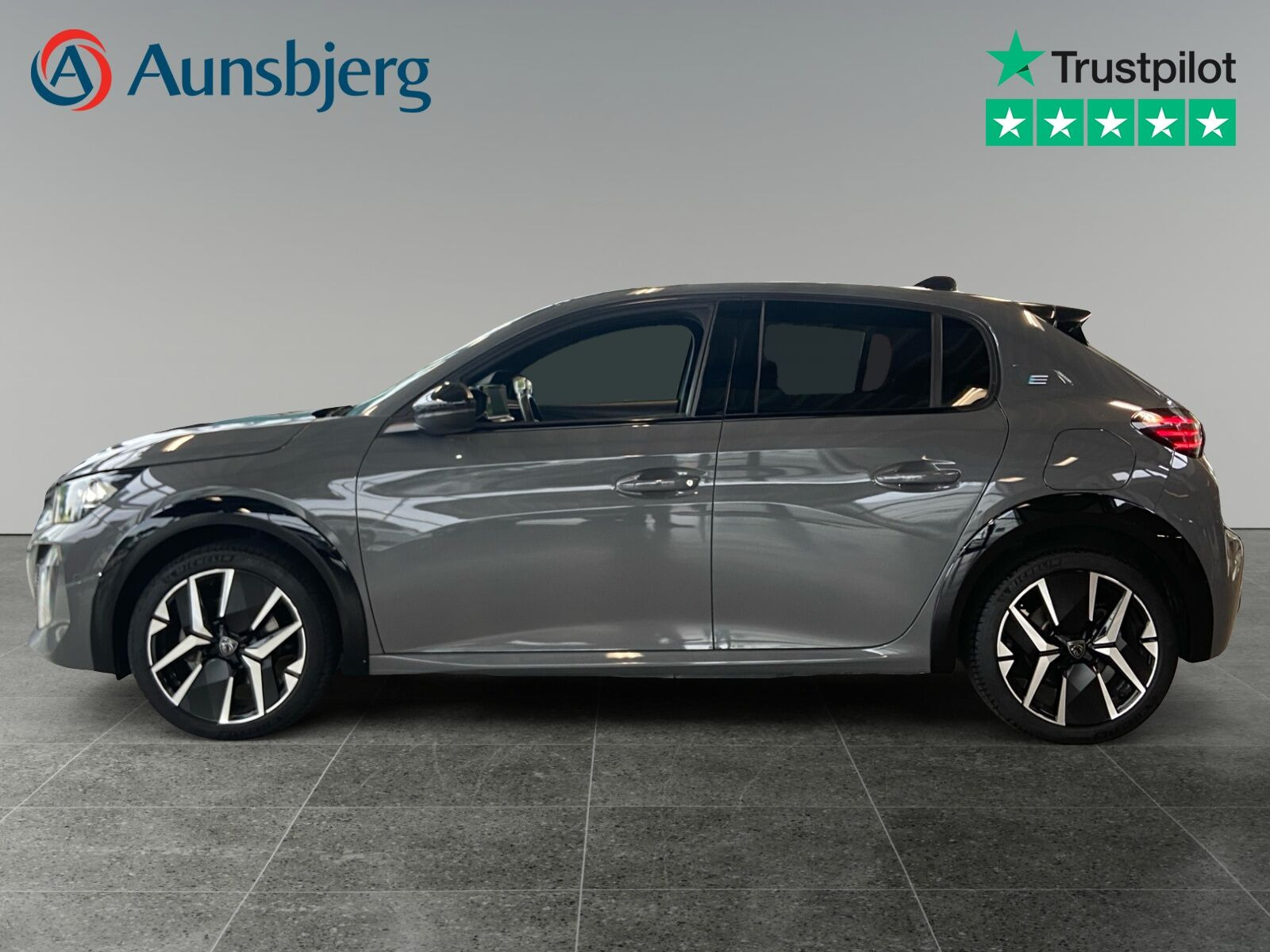 Grå Peugeot e-208 fra 2025