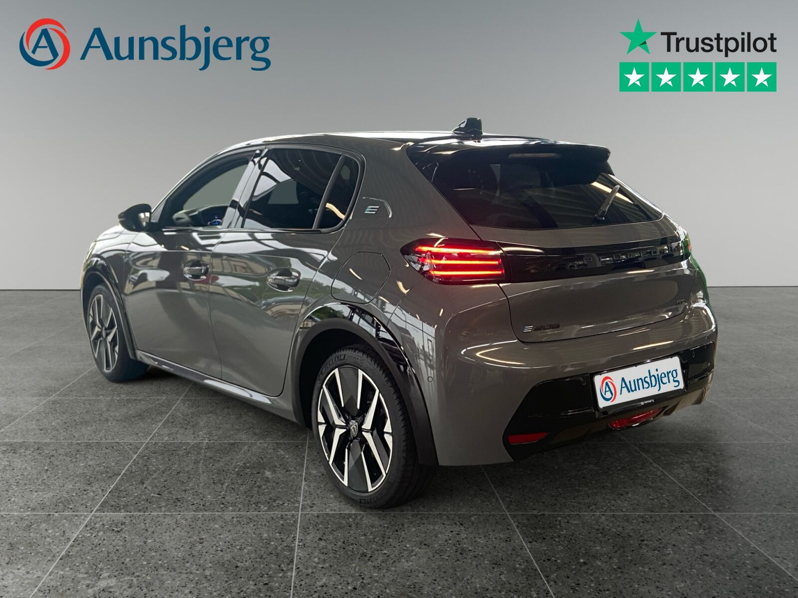 Grå Peugeot e-208 fra 2025