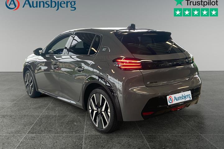 Grå Peugeot e-208 fra 2025