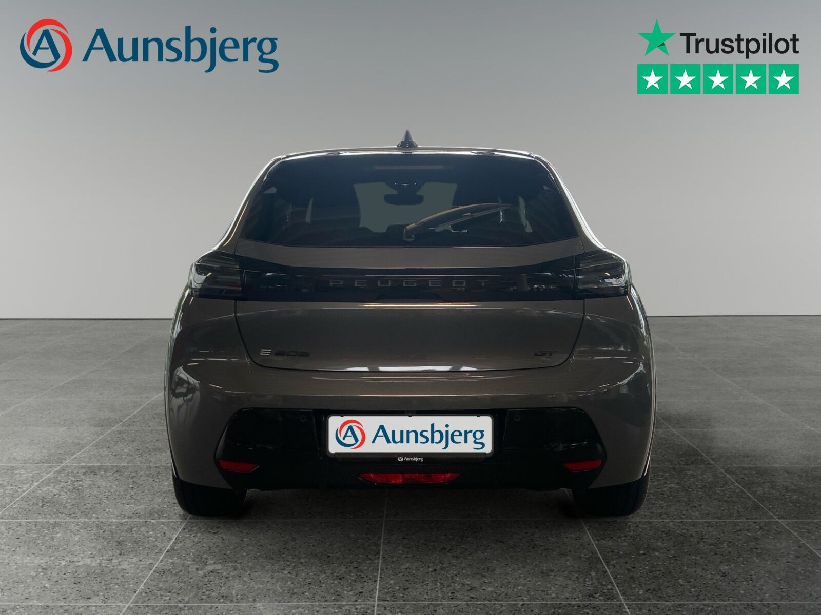 Grå Peugeot e-208 fra 2025