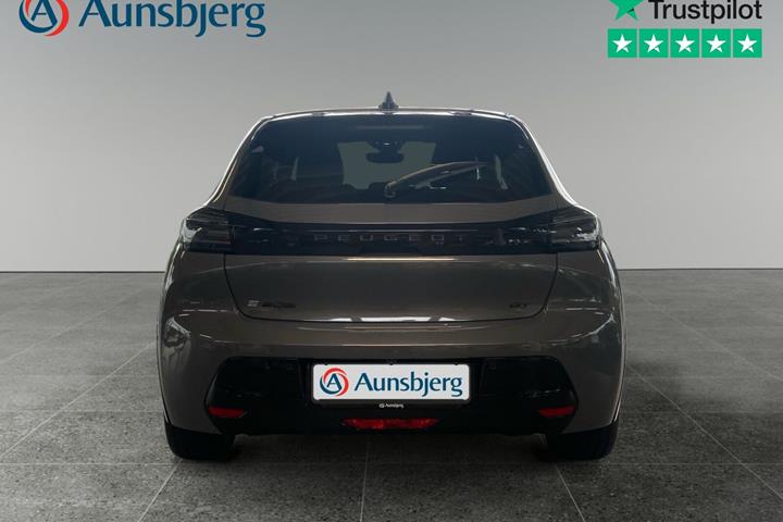 Grå Peugeot e-208 fra 2025