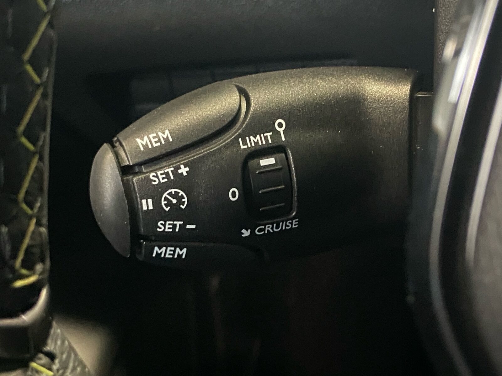 Grå Peugeot e-208 fra 2025