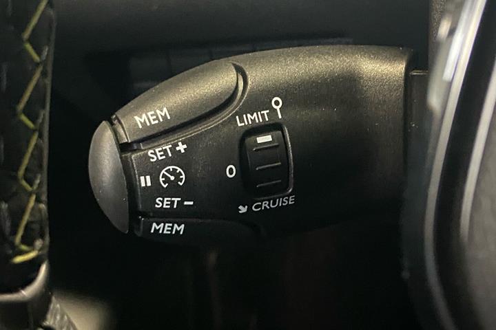 Grå Peugeot e-208 fra 2025