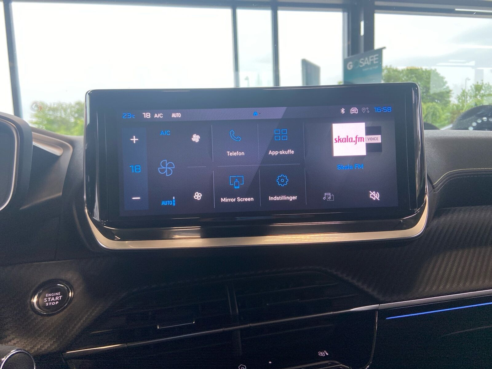 Grå Peugeot e-208 fra 2025