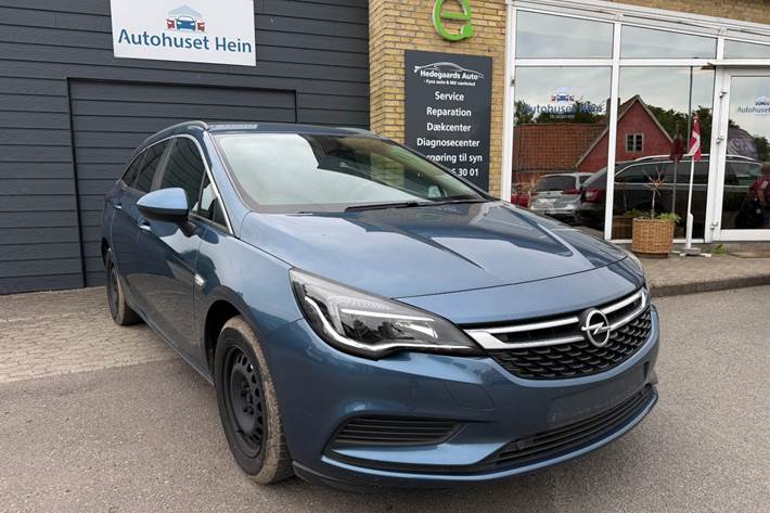 Blå Opel Astra fra 2017