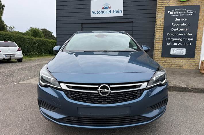 Blå Opel Astra fra 2017