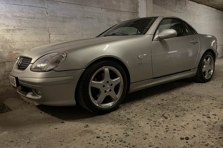 Sølv Mercedes SLK230 fra 2000