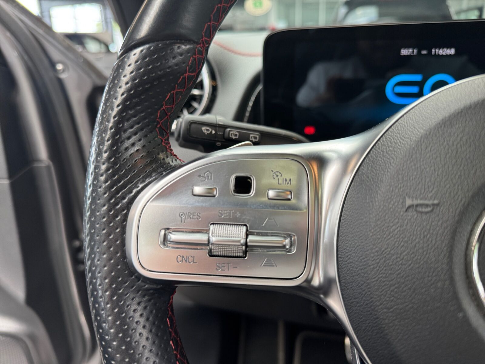 Grå Mercedes EQB300 fra 2022