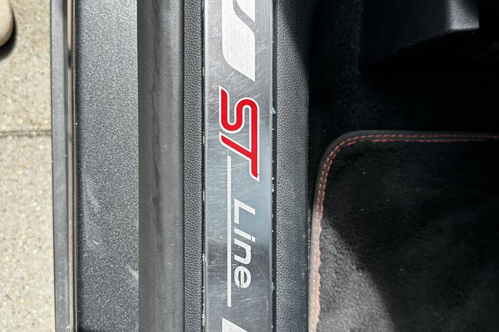 Grå Ford Kuga fra 2021