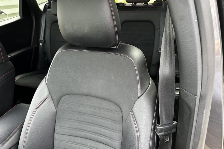 Grå Ford Kuga fra 2021