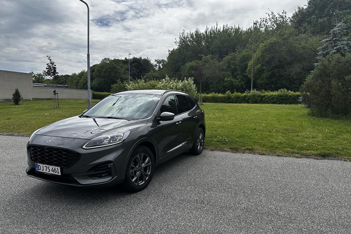 Grå Ford Kuga fra 2021