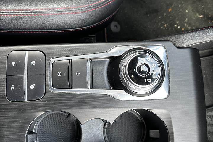 Grå Ford Kuga fra 2021