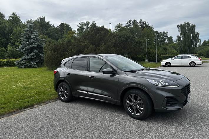 Grå Ford Kuga fra 2021
