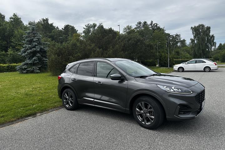 Grå Ford Kuga fra 2021