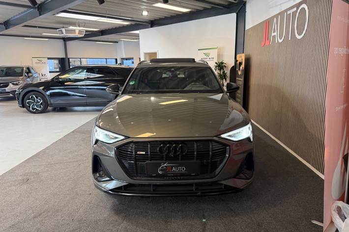 Grå Audi e-tron fra 2022