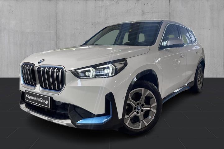 Hvid BMW iX1 fra 2023 set udefra