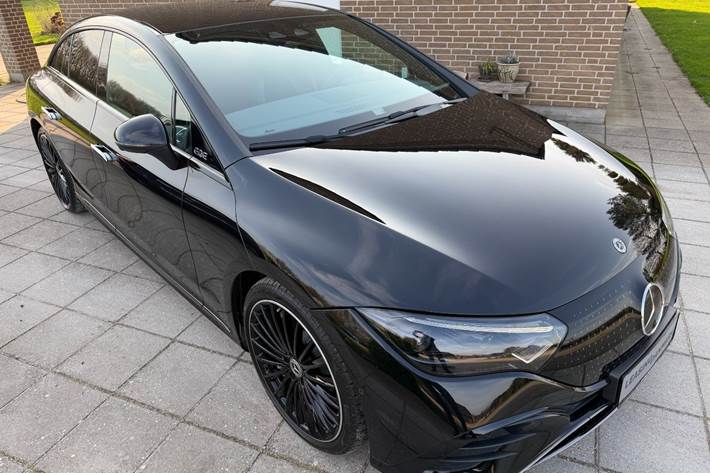 Sort Mercedes EQE350 fra 2024