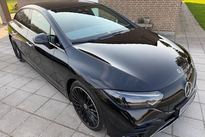 Sort Mercedes EQE350 fra 2024