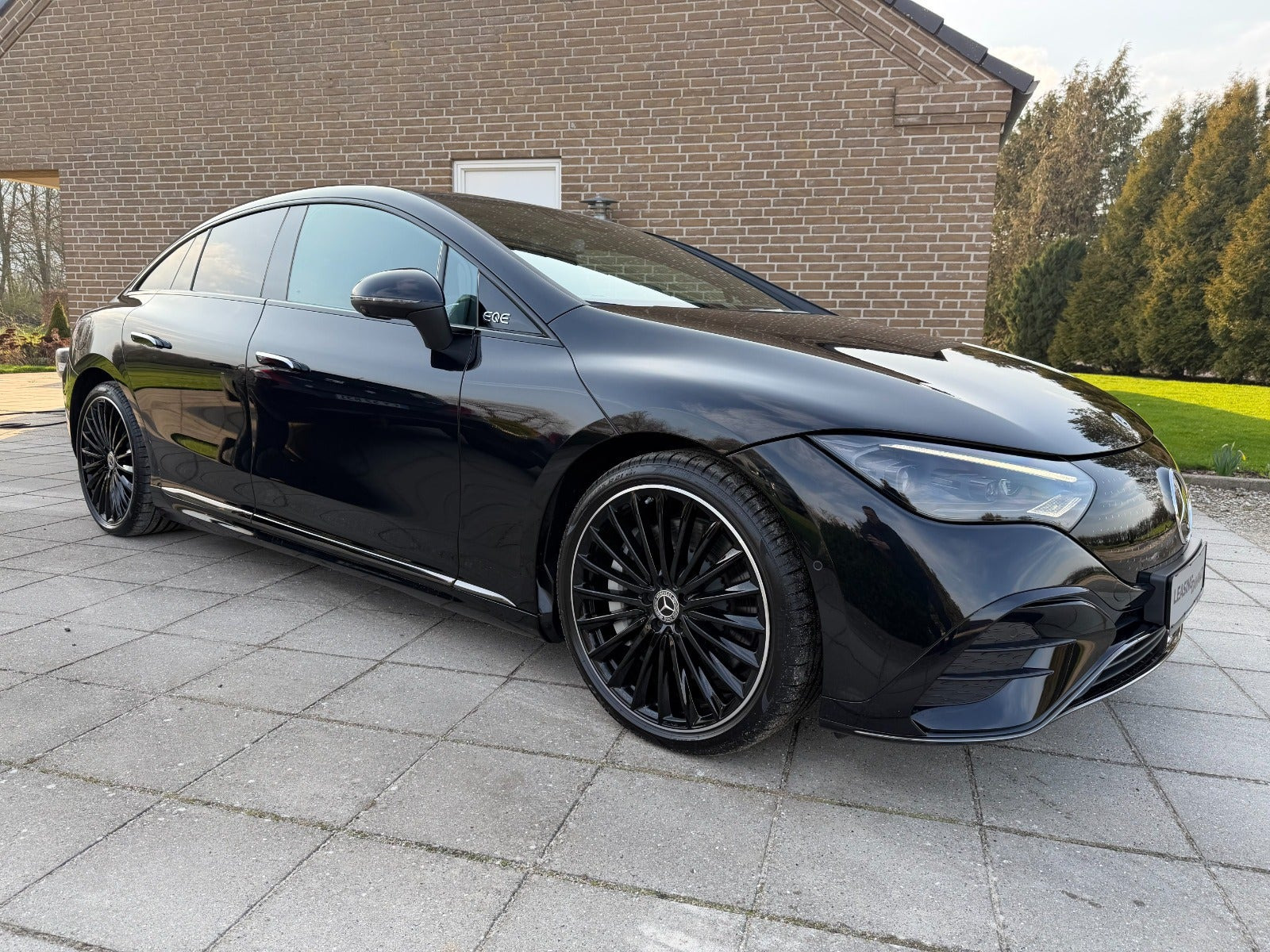 Sort Mercedes EQE350 fra 2024