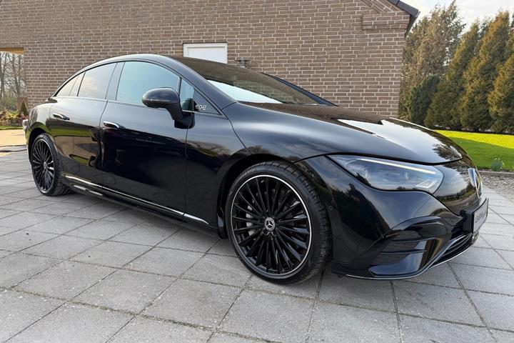 Sort Mercedes EQE350 fra 2024
