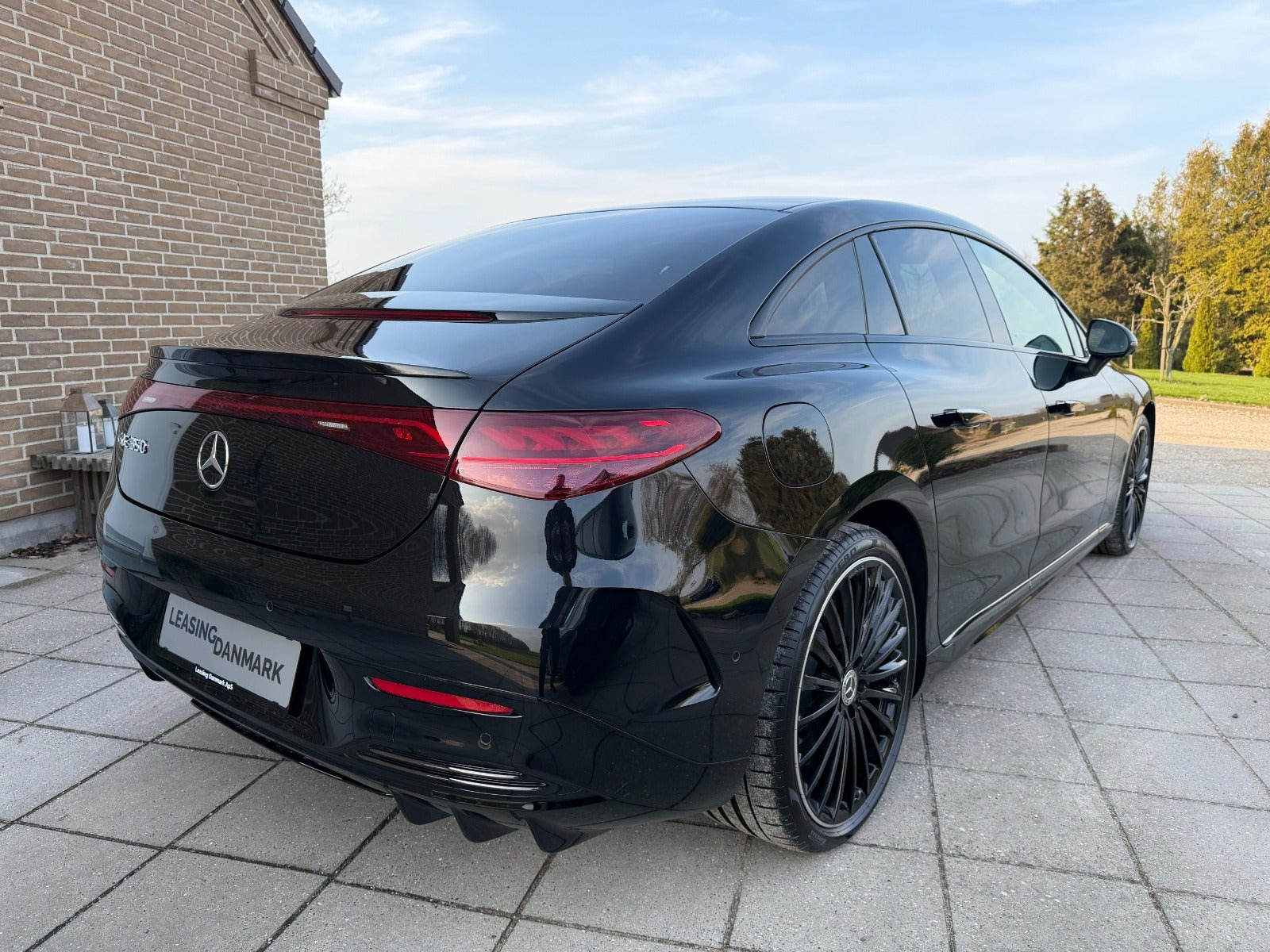 Sort Mercedes EQE350 fra 2024