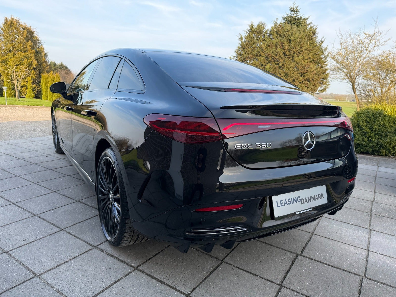 Sort Mercedes EQE350 fra 2024