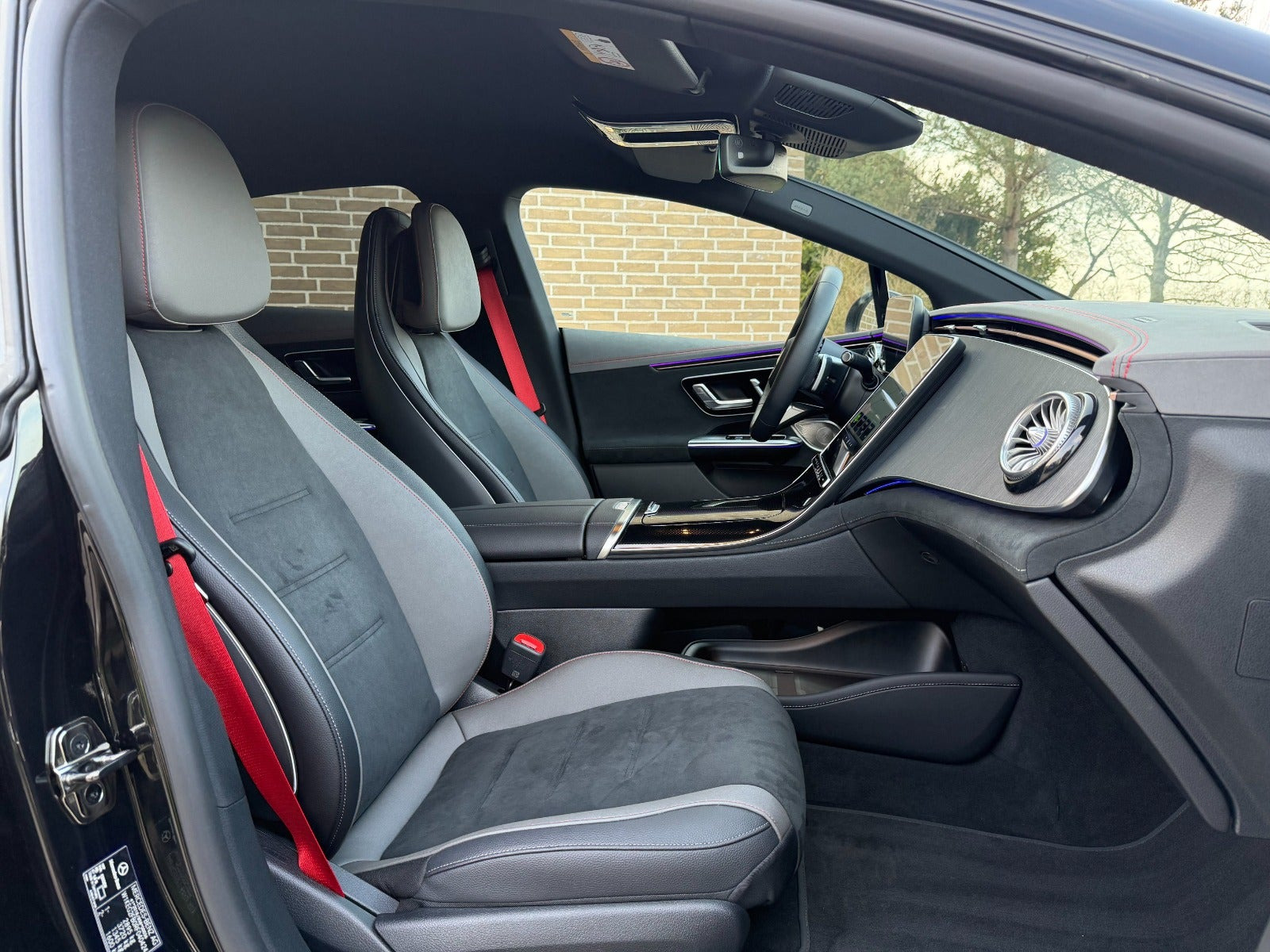 Sort Mercedes EQE350 fra 2024