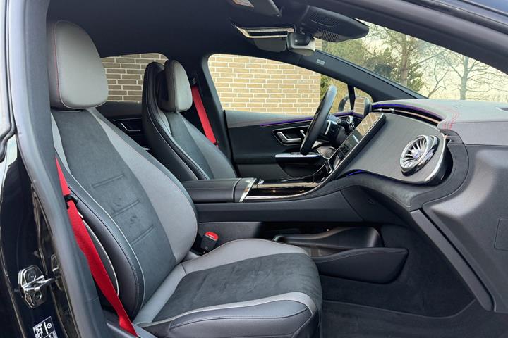 Sort Mercedes EQE350 fra 2024