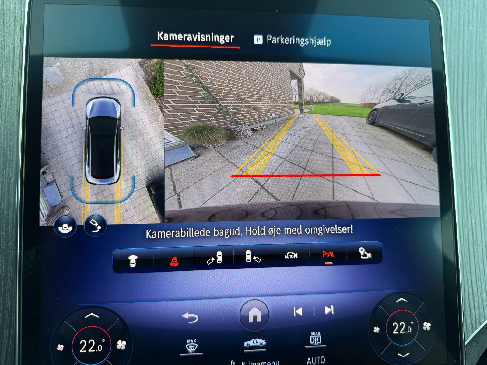 Sort Mercedes EQE350 fra 2024