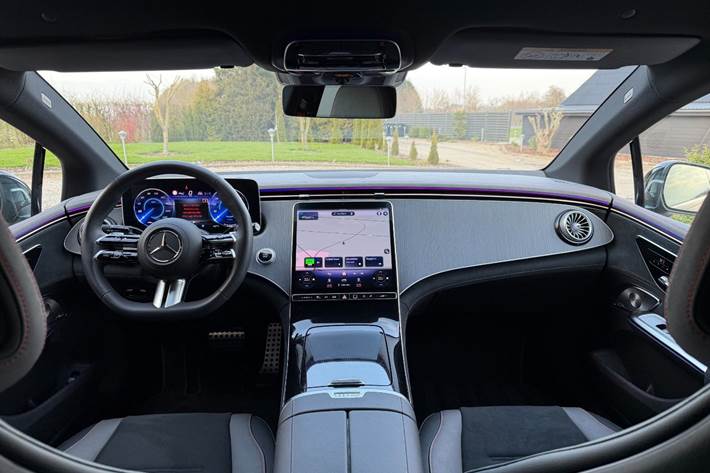 Sort Mercedes EQE350 fra 2024