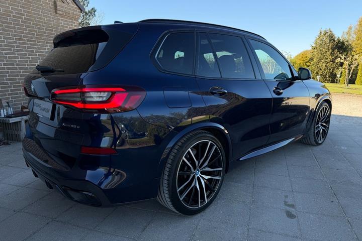 Blå BMW X5 fra 2021
