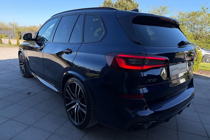 Blå BMW X5 fra 2021