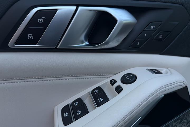 Blå BMW X5 fra 2021