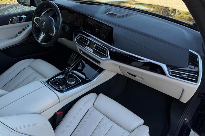 Blå BMW X5 fra 2021