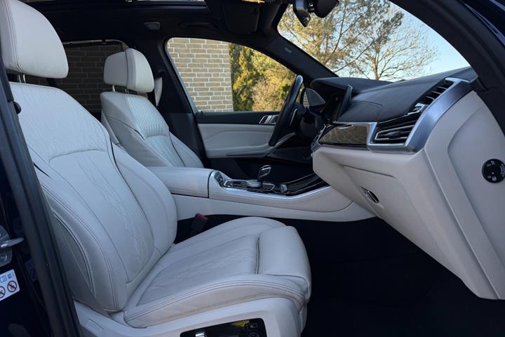 Blå BMW X5 fra 2021
