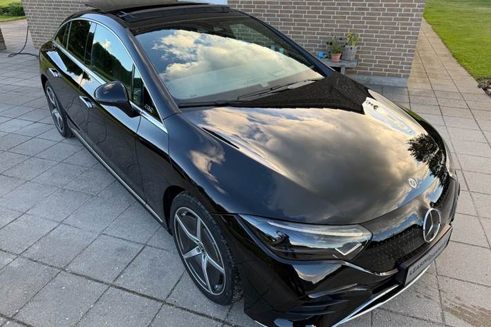 Sort Mercedes EQE350 fra 2024