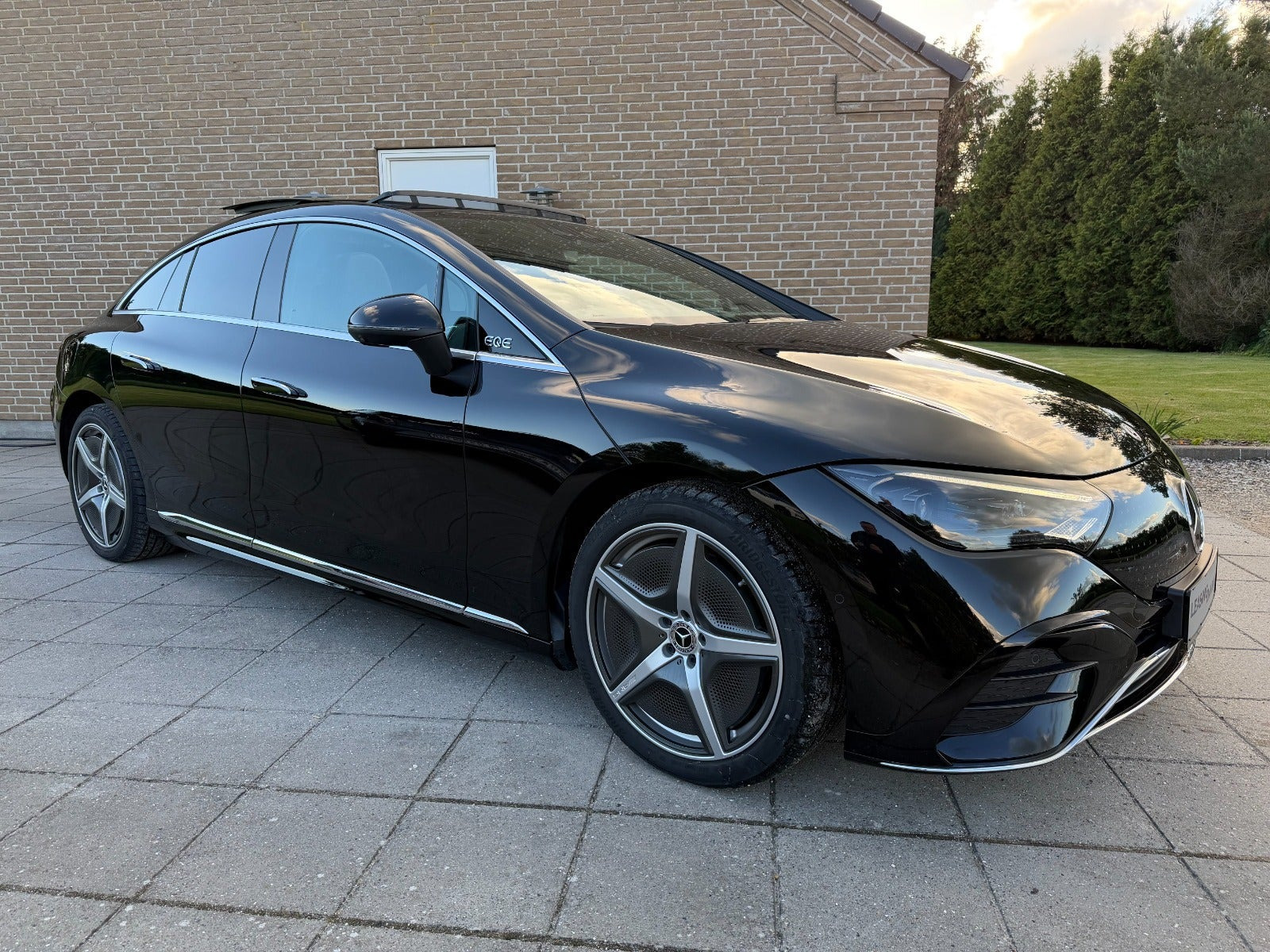 Sort Mercedes EQE350 fra 2024