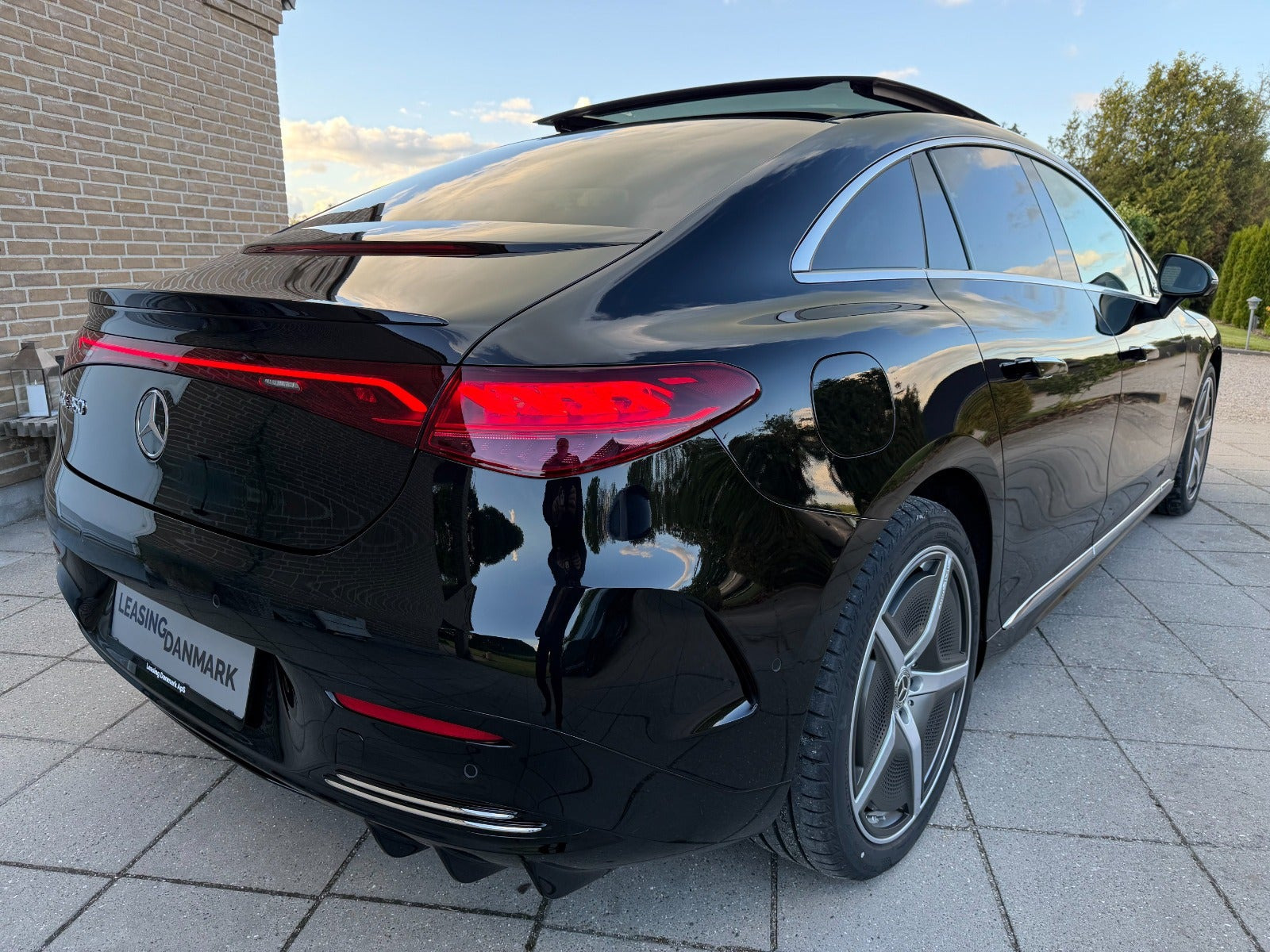 Sort Mercedes EQE350 fra 2024