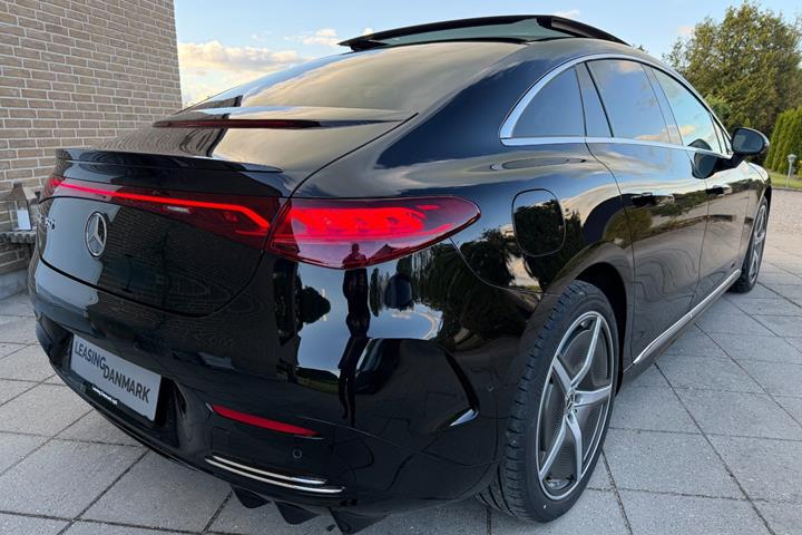 Sort Mercedes EQE350 fra 2024