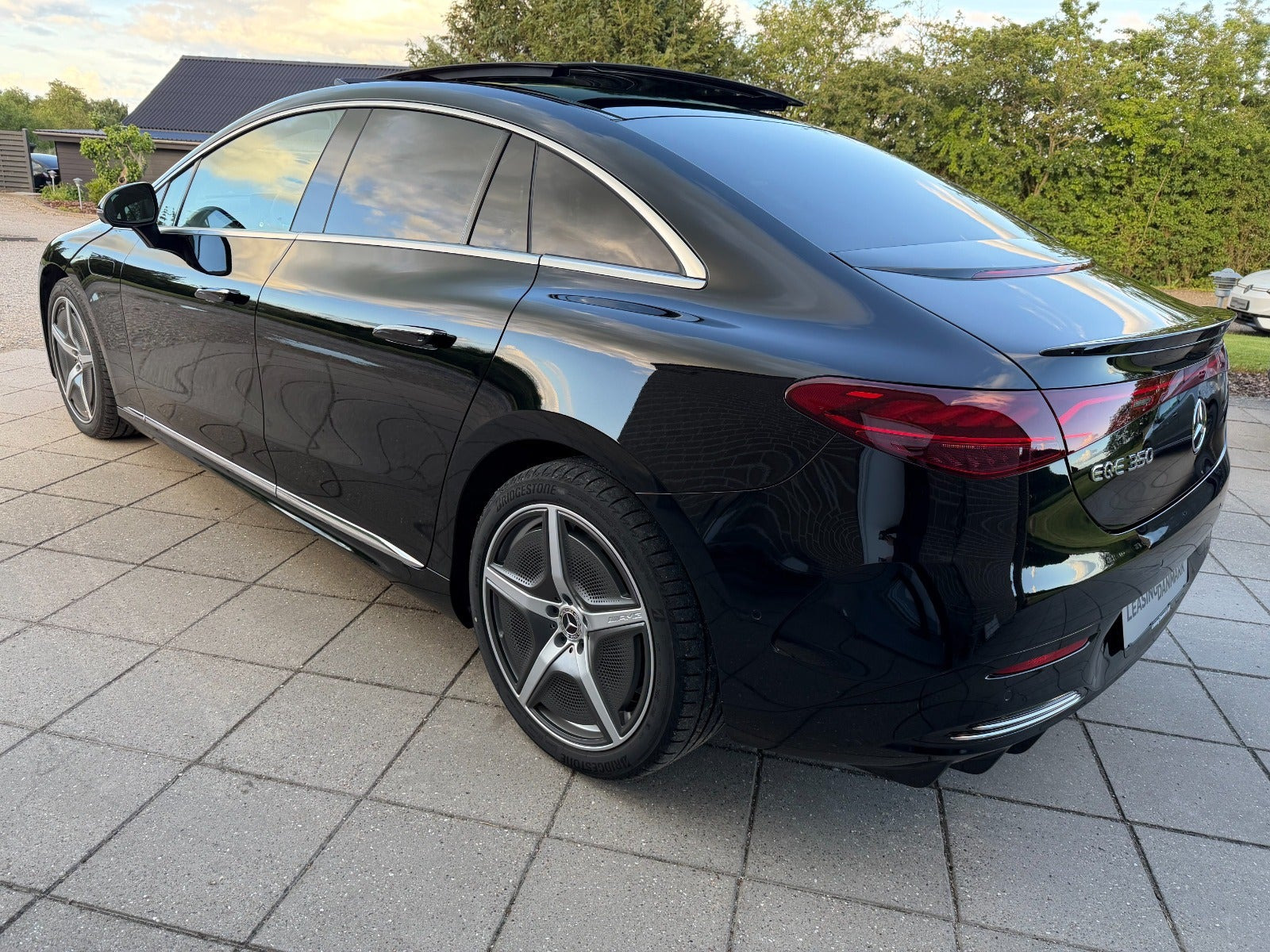 Sort Mercedes EQE350 fra 2024