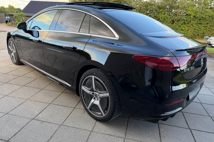 Sort Mercedes EQE350 fra 2024