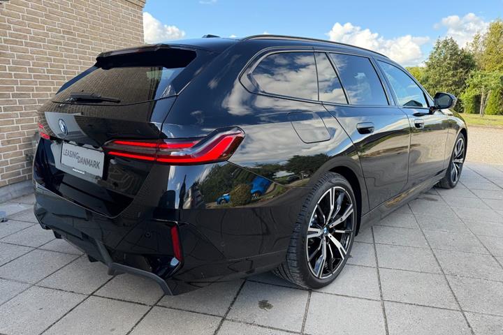 Sort BMW i5 fra 2026